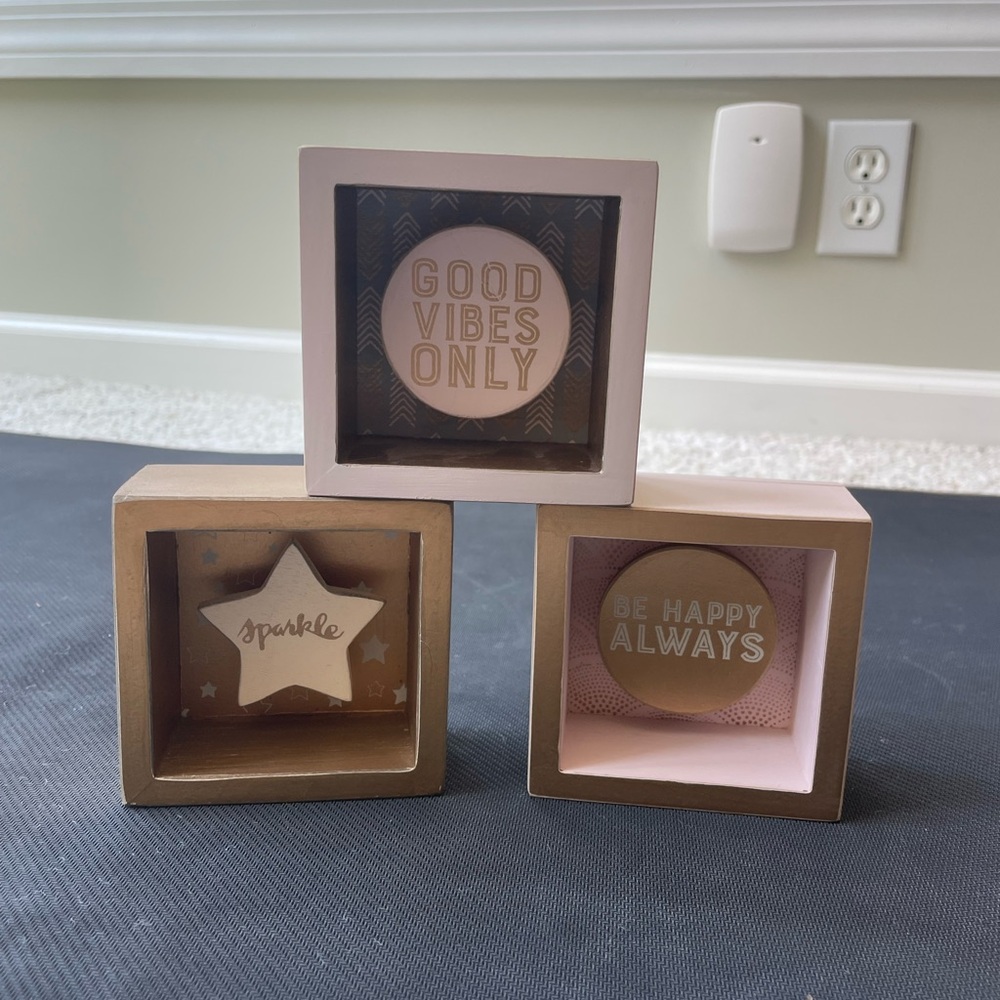FRANCESCA’S decorative quote signs